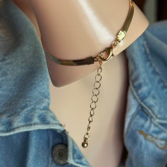 NEW | 18K Gold Plated Sleek Bracelet - Picture 5 of 6